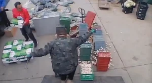 新人上班第一天摔了18筐鸡蛋,老板暖心回应：不让赔