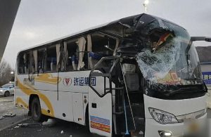 河北张家口高速口突发！大巴撞上运风电桨叶货车车头扭曲三人送医