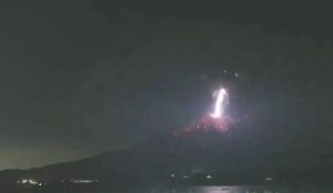 日本樱岛火山凌晨两次喷发：烟柱高达4400米，碎石散落超千米！