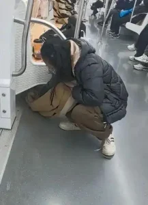 苏州地铁“围巾擦奶茶”女乘客找到了！