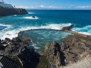 游客天堂秒变险境：西班牙海岸突发巨浪，3人遇难3人受伤